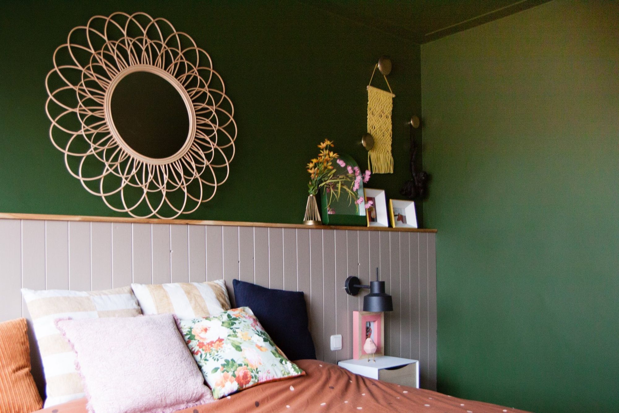 Groene muur en lambrisering in de slaapkamer