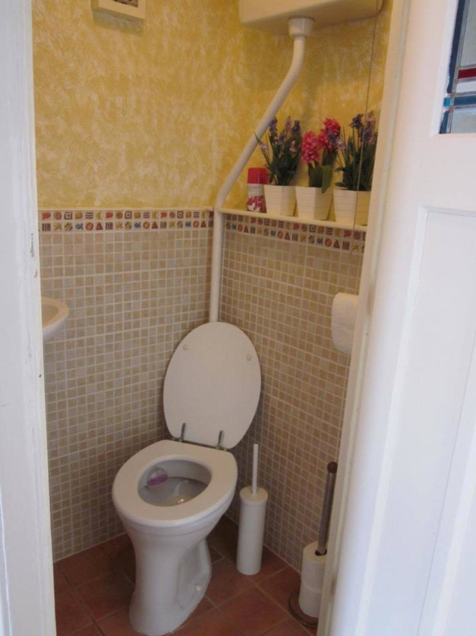 Toilet diagonaal geplaatst