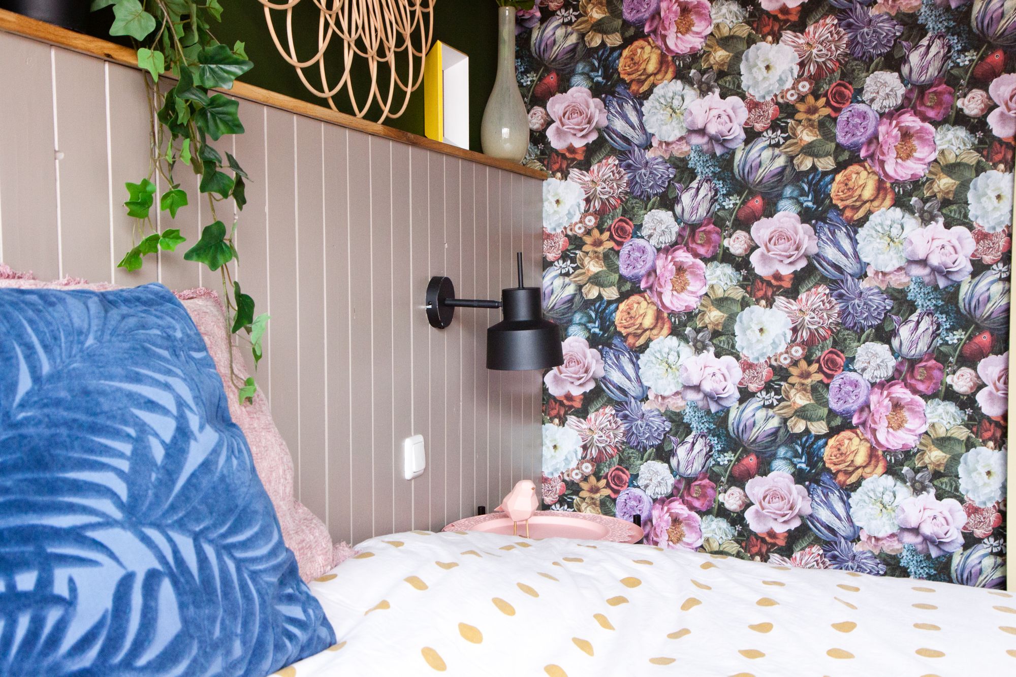 Slaapkamer, spiegel, bed, lambrisering, bloemen behang kleurrijk