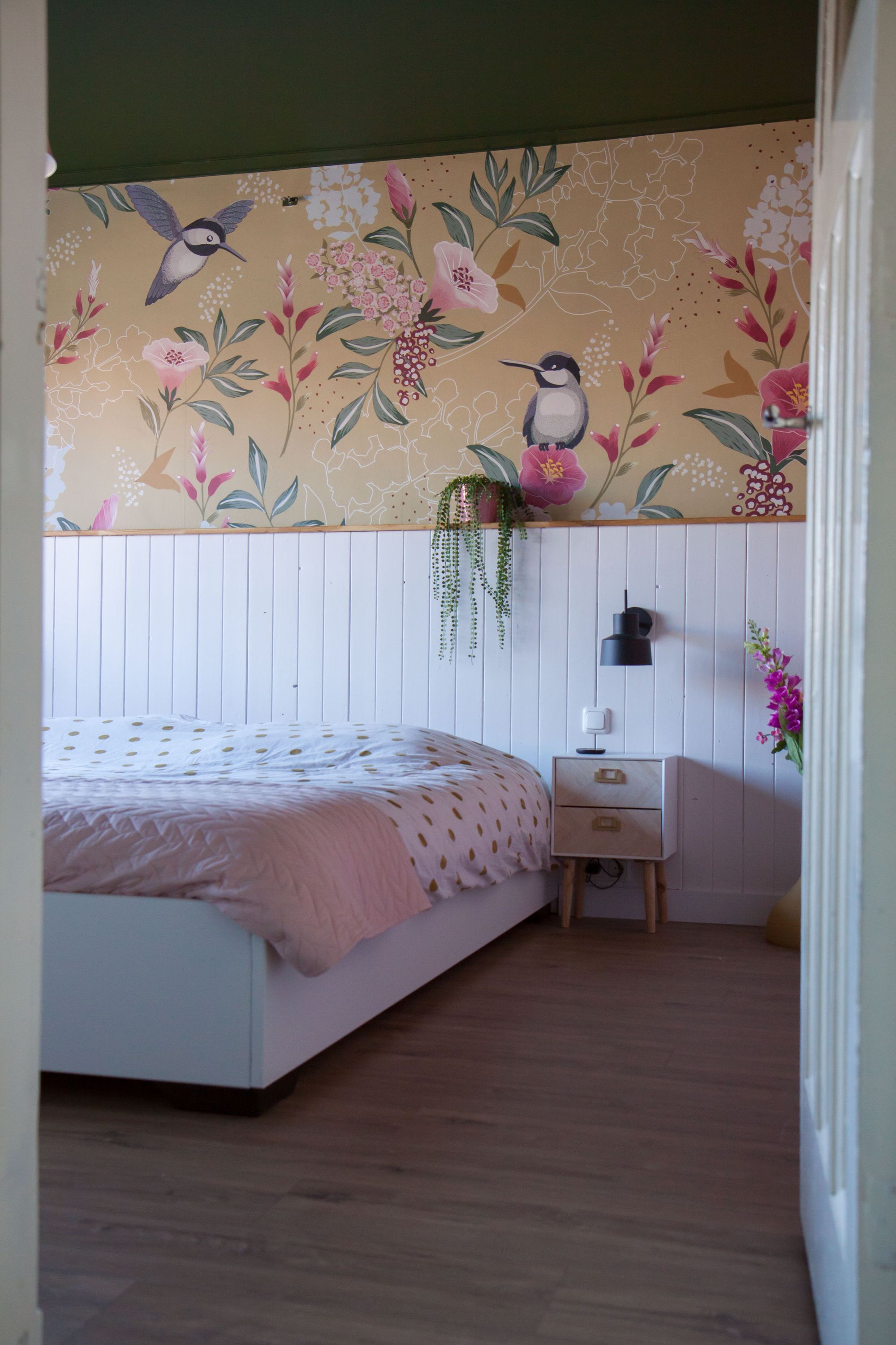 Slaapkamer, bed, bloemen behang met vogels.