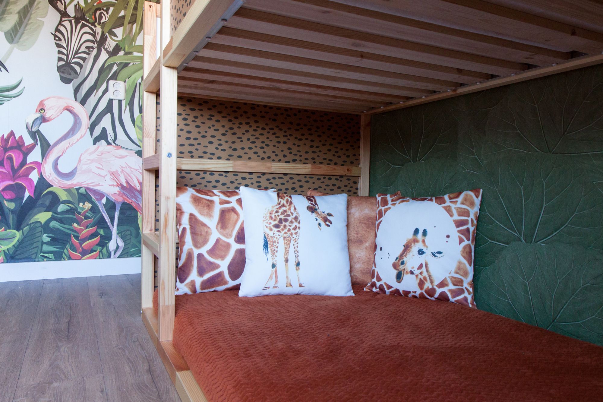 Giraffe kussens op bed. Jungle kamer.