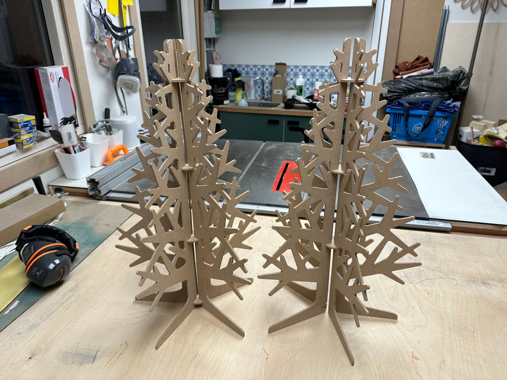 productiewerk: twee kerstbomen zijn klaar
