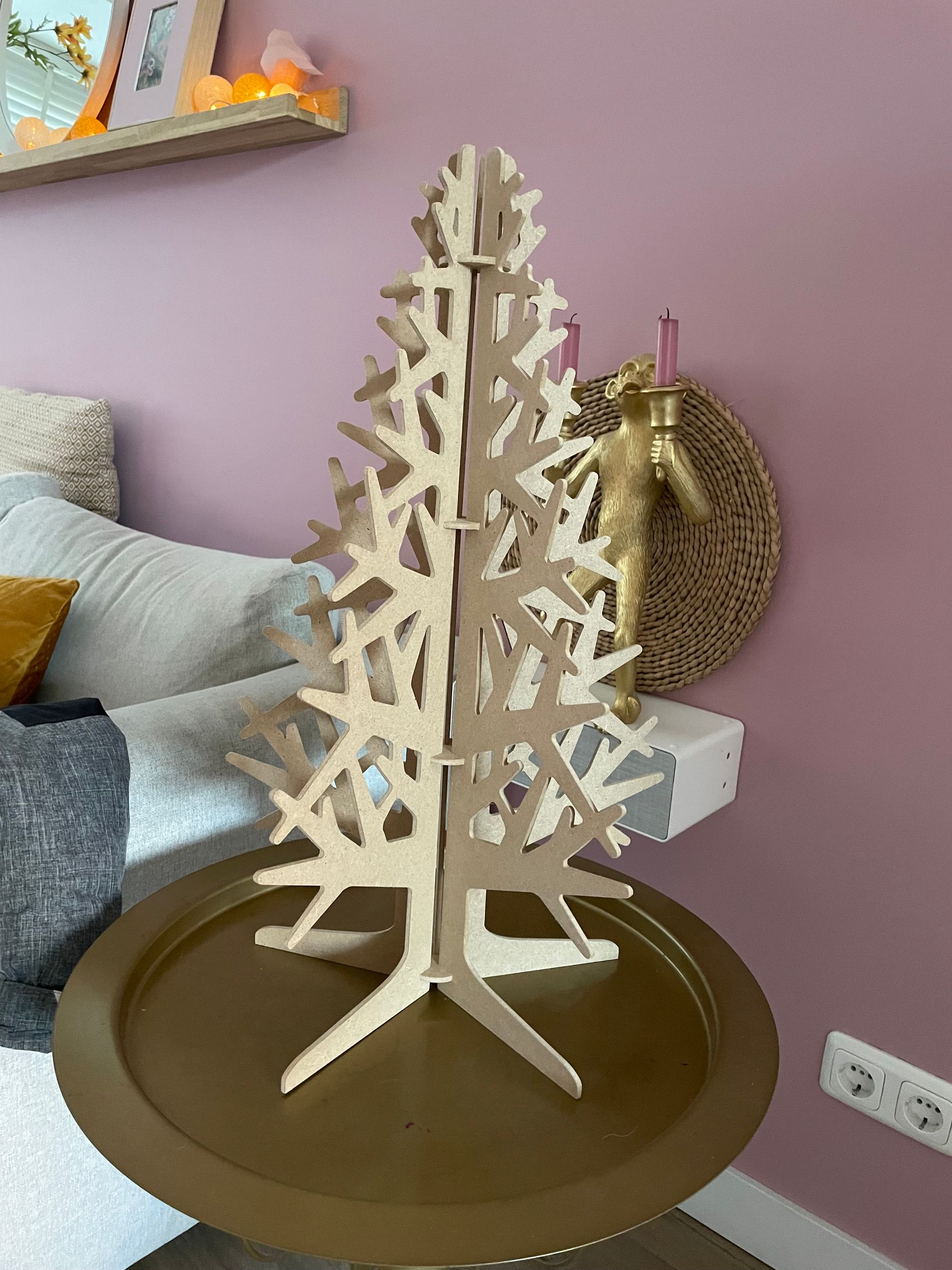 kleine DIY alternatieve kerstboom staat naast de bank op tafel