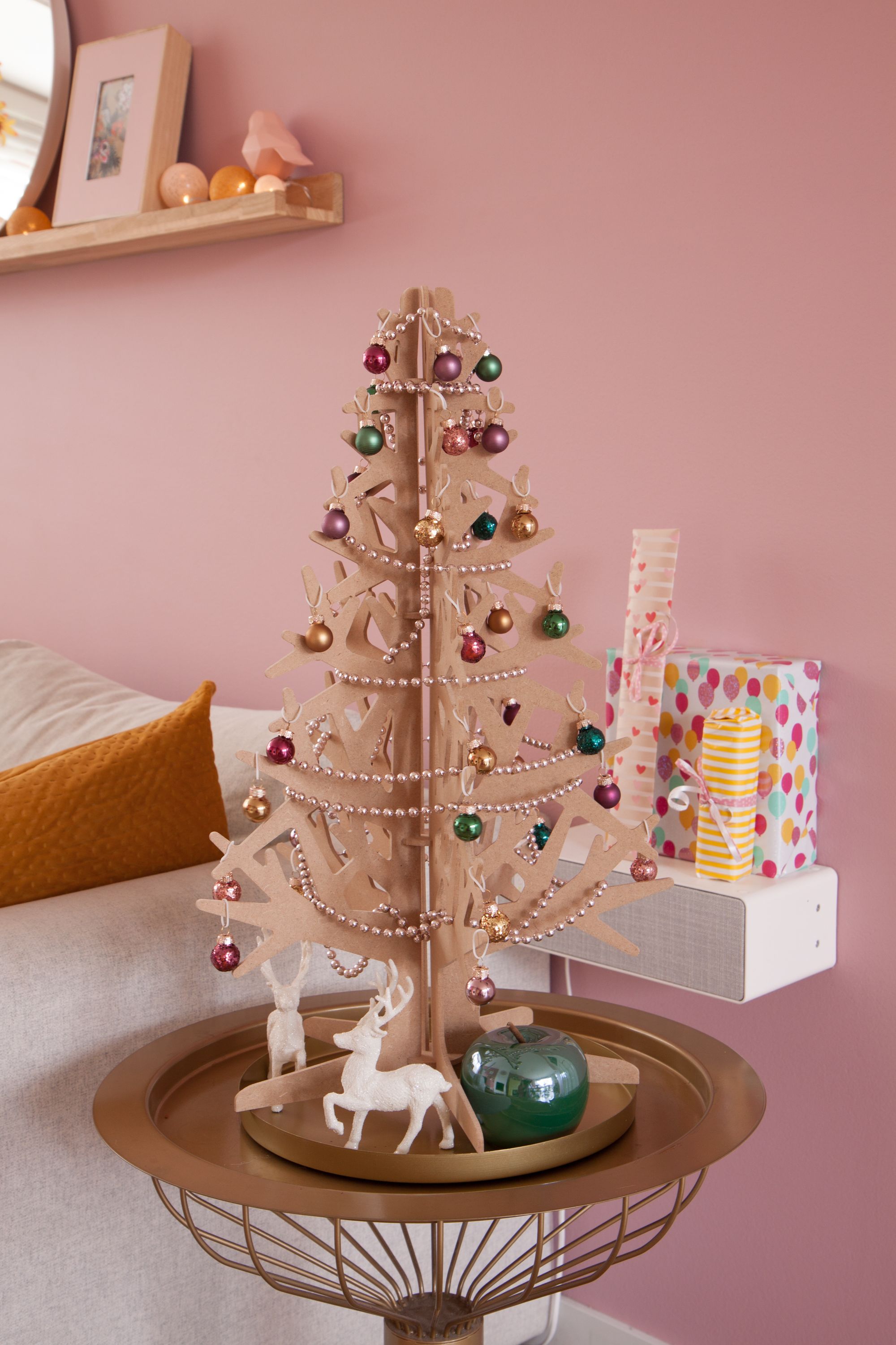 roze woonkamer, alternatieve kerstboom ingezoomd