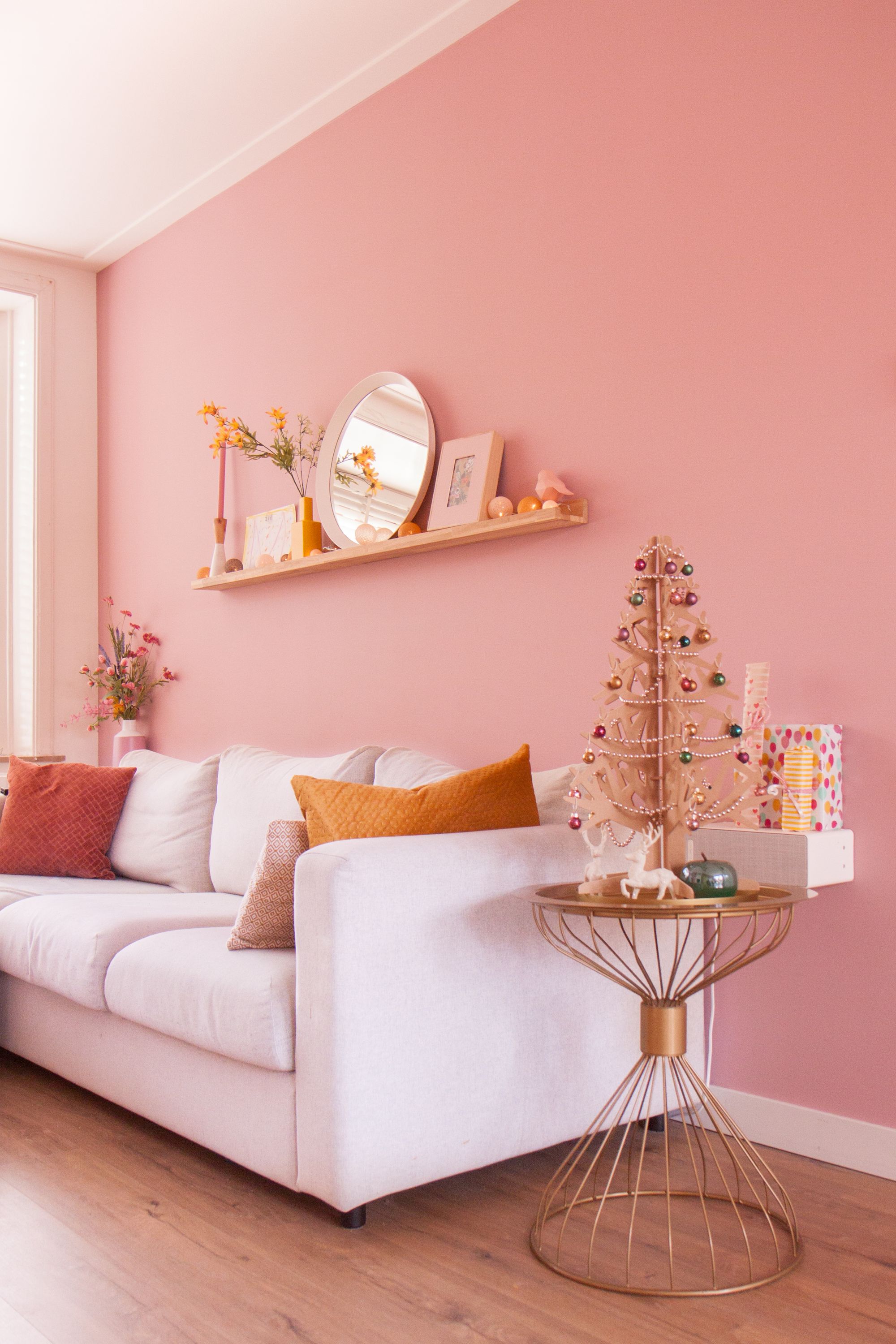 Roze woonkamer met de alternatieve kerstboom