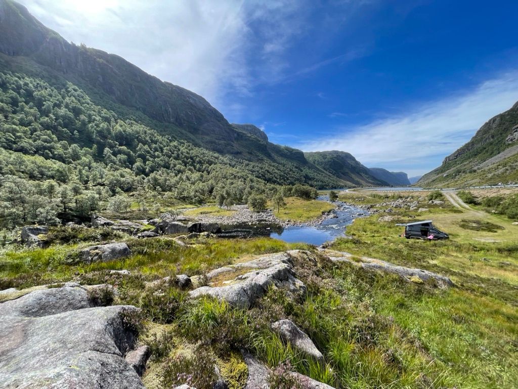 Wildkamperen in een valei in Noorwegen