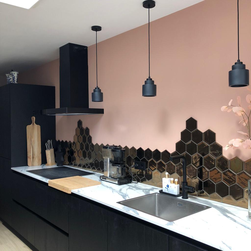Zwarte keuken met marmeren aanrechtblad en hexagontegels