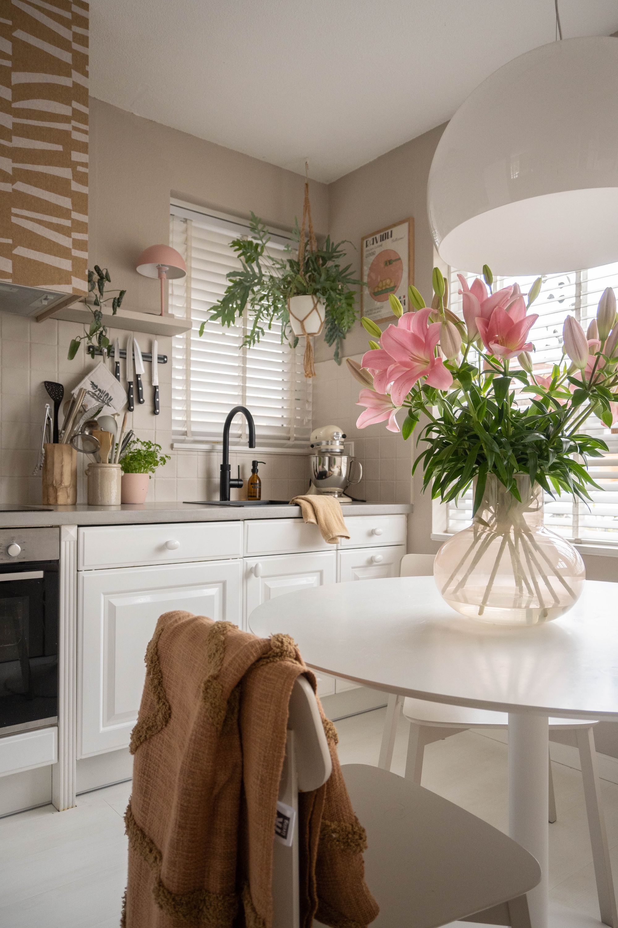 Witte keuken gecombineerd met warme kleuren