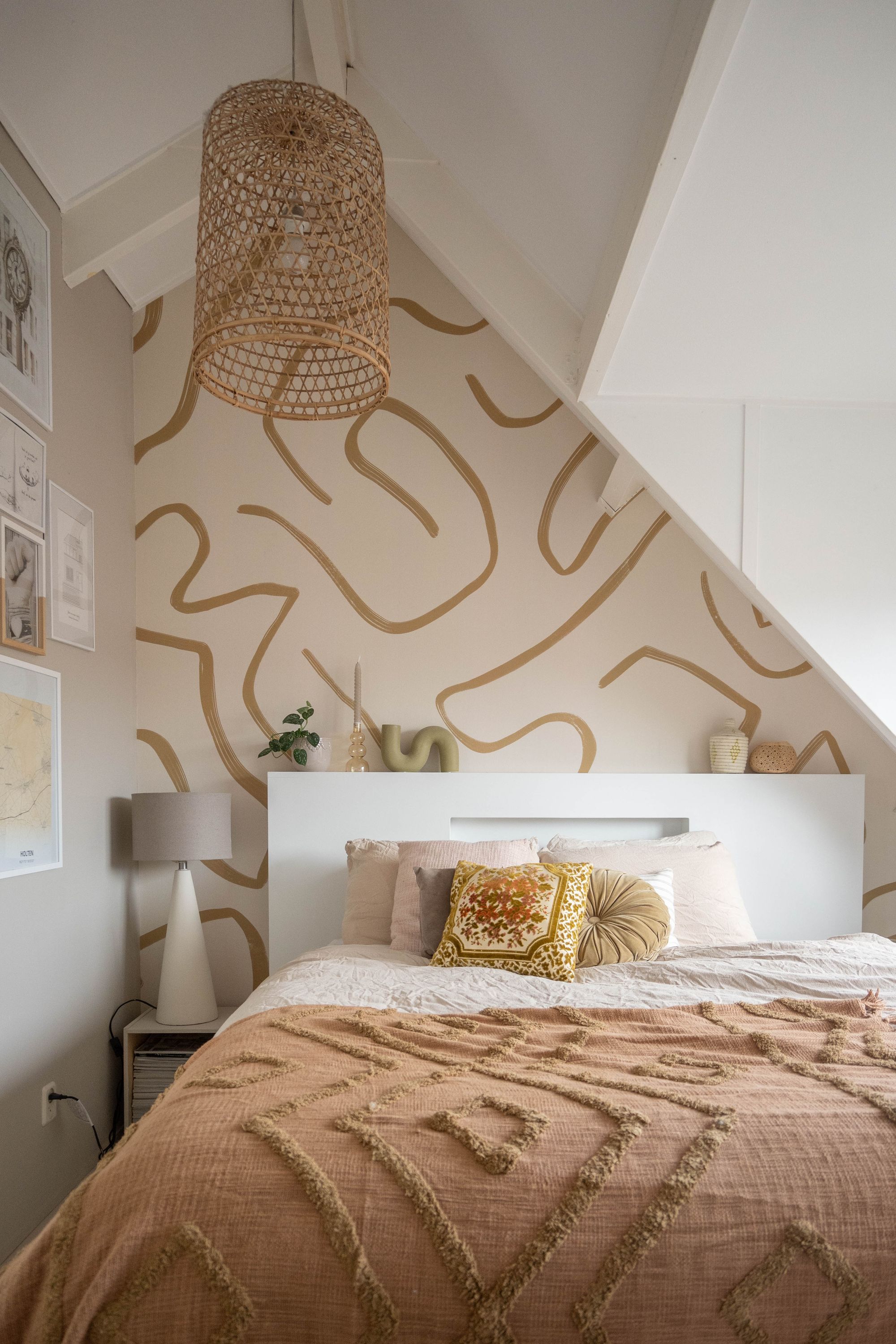 Slaapkamer met warme kleuren en organisch behang