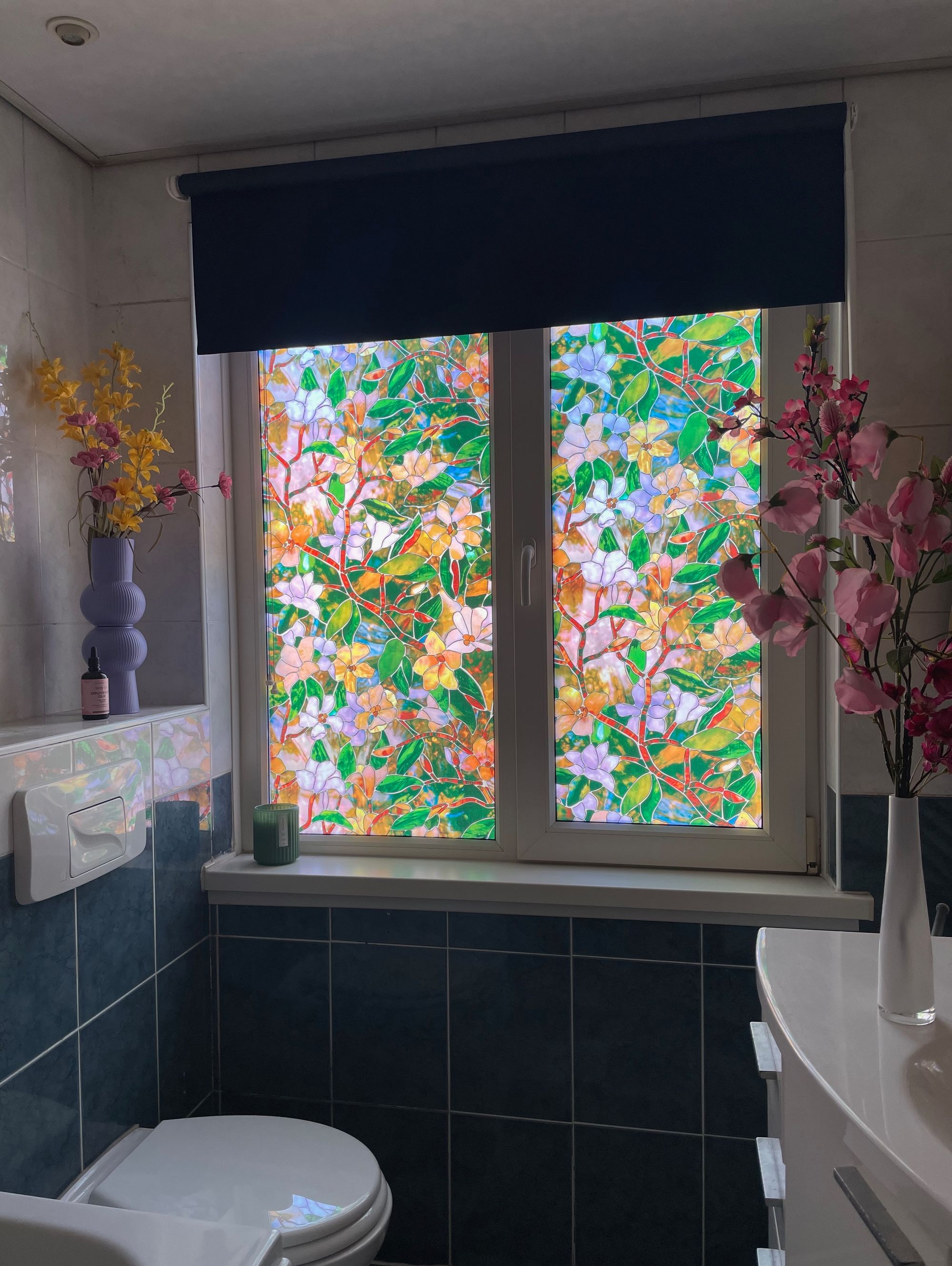 Badkamer na de make-over met glas in lood raamfolie