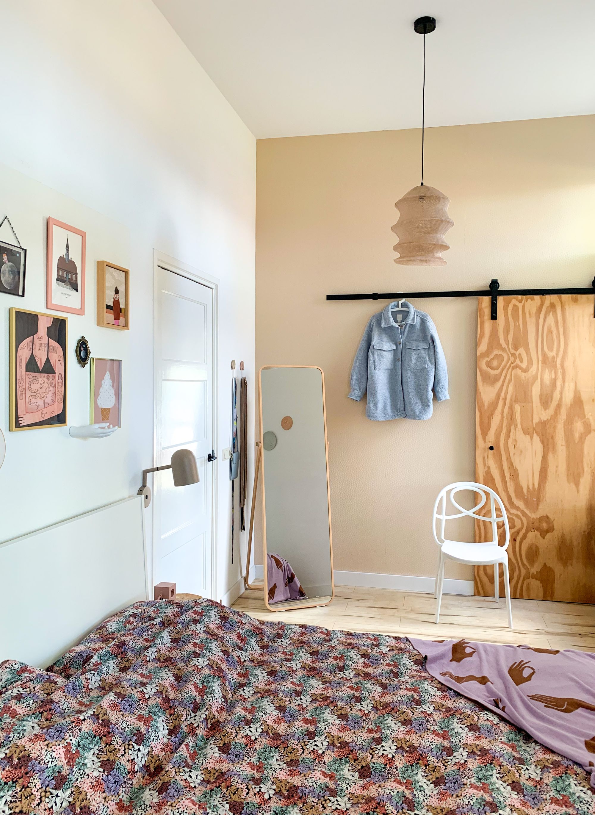 Slaapkamer met warme kleuren