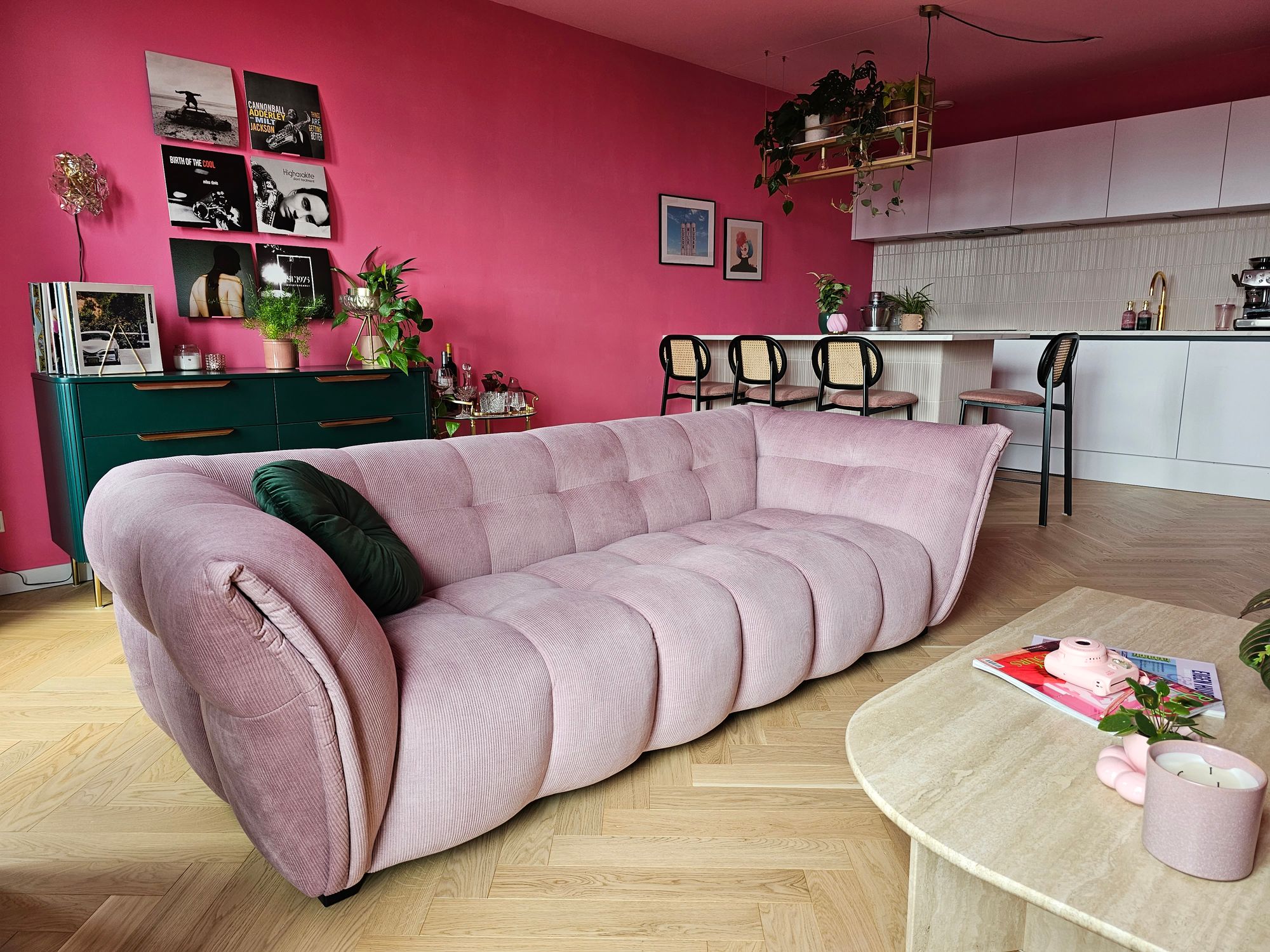 Roze woonkamer gecombineerd met groen en goud