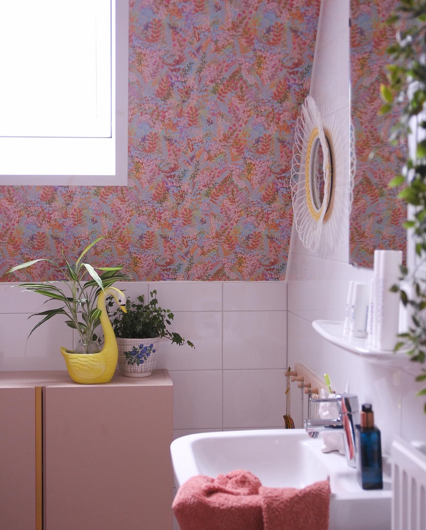Kleurrijke badkamer met behang
