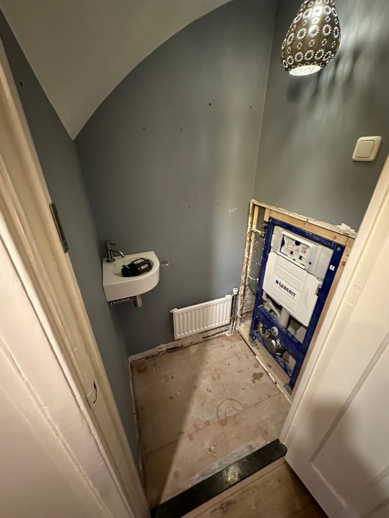 Kleine wc ruimte inrichten met Tegels, Verf en Behang