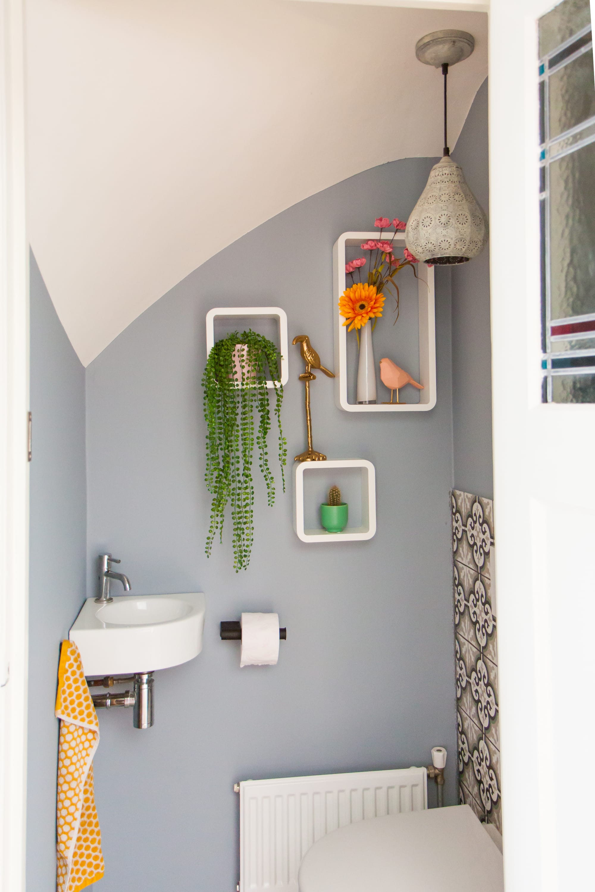 Kleine wc ruimte inrichten met Tegels, Verf en Behang