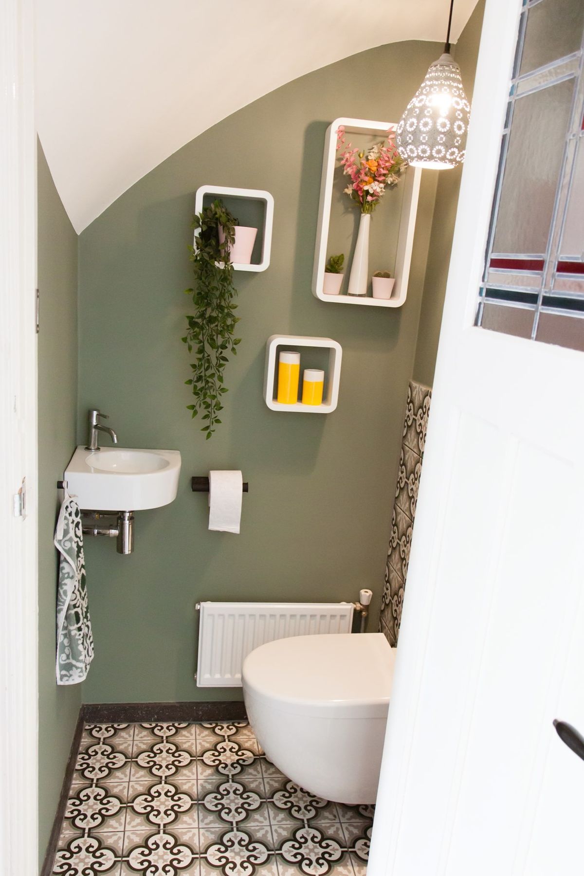 Patroontegels, toilet, groene muur, fonteintje