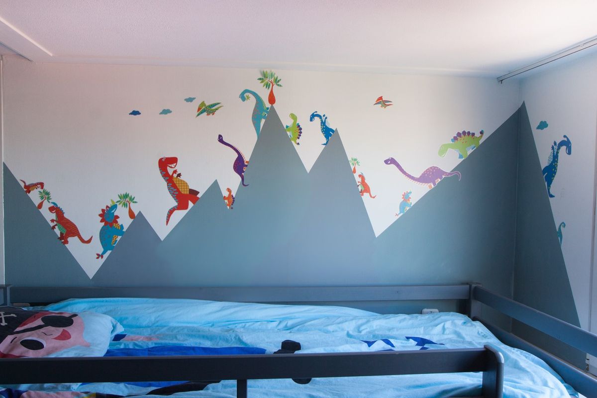 Kinderkamer met halfhoogslaper en dinosaurusstickers