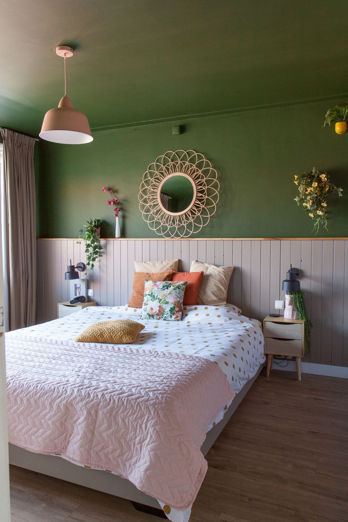 Groen plafond in de slaapkamer, plafond in dezelfde kleur als de muur