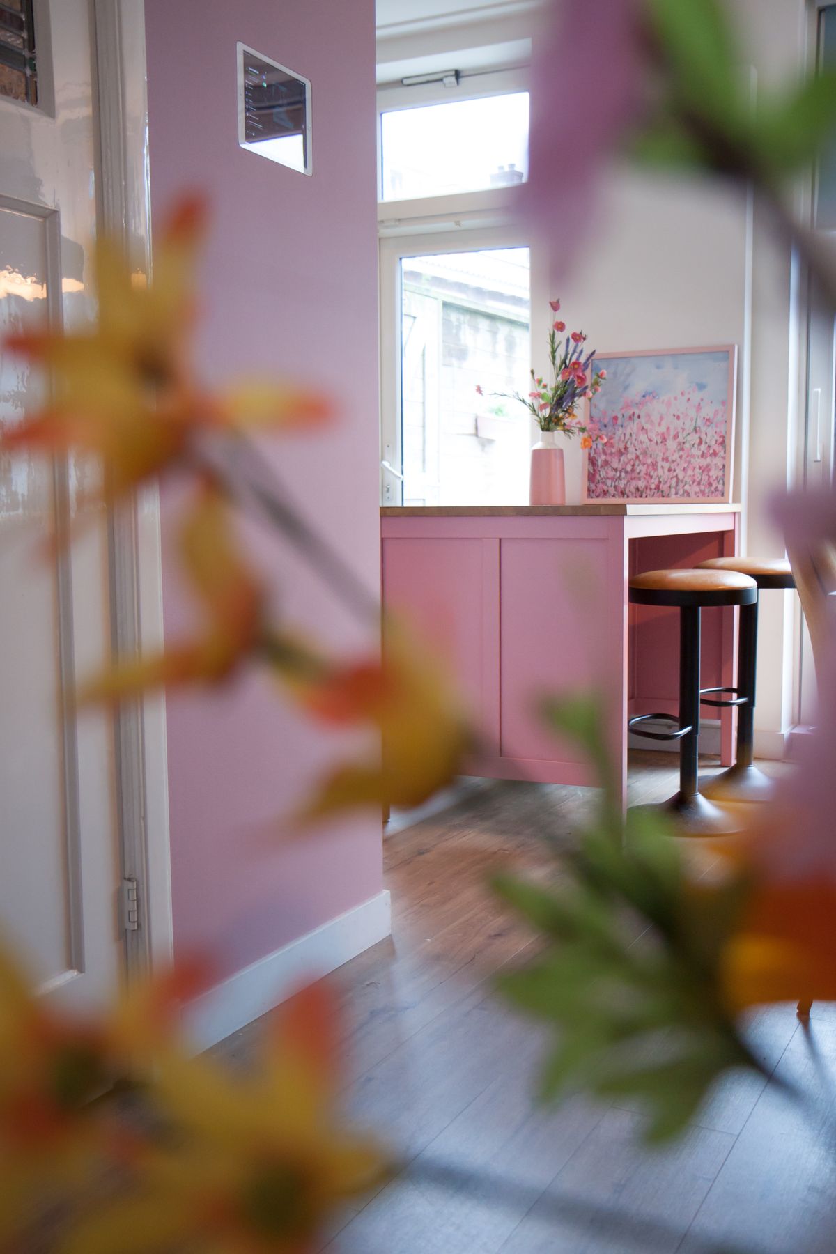 Ikea Tornviken Hack met roze keukenkastjes verf
