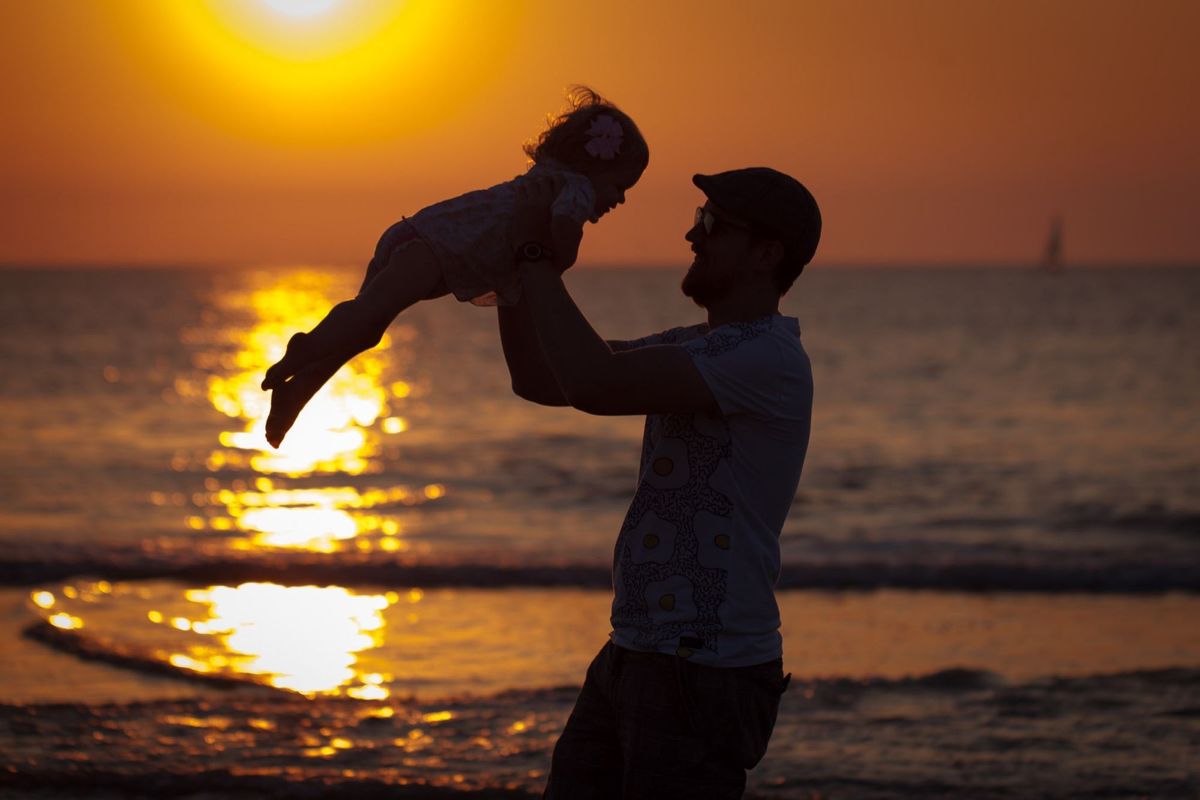 Vaderdag, vader met dochter aan het strand