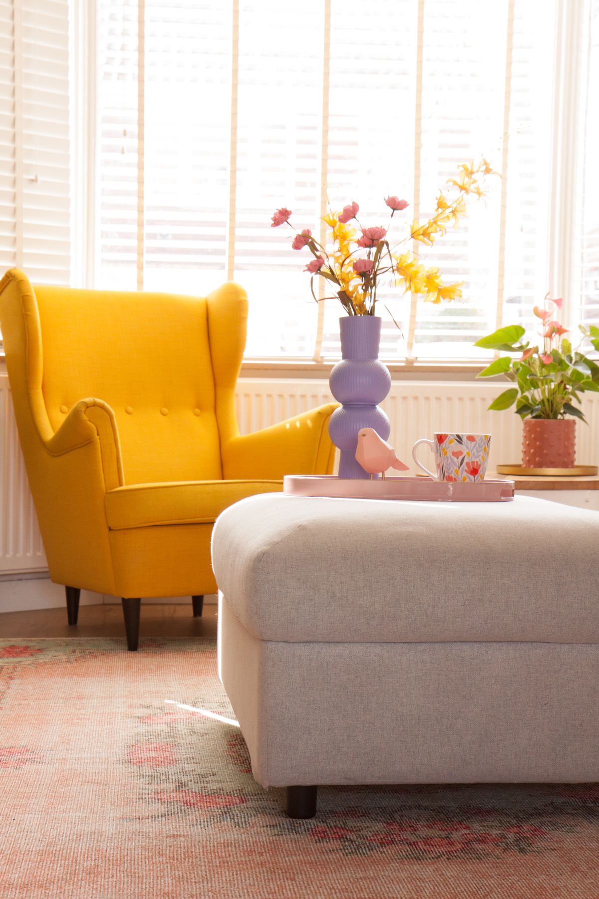 De gele Strandmon fauteuil van Ikea in ons kleurrijke huis