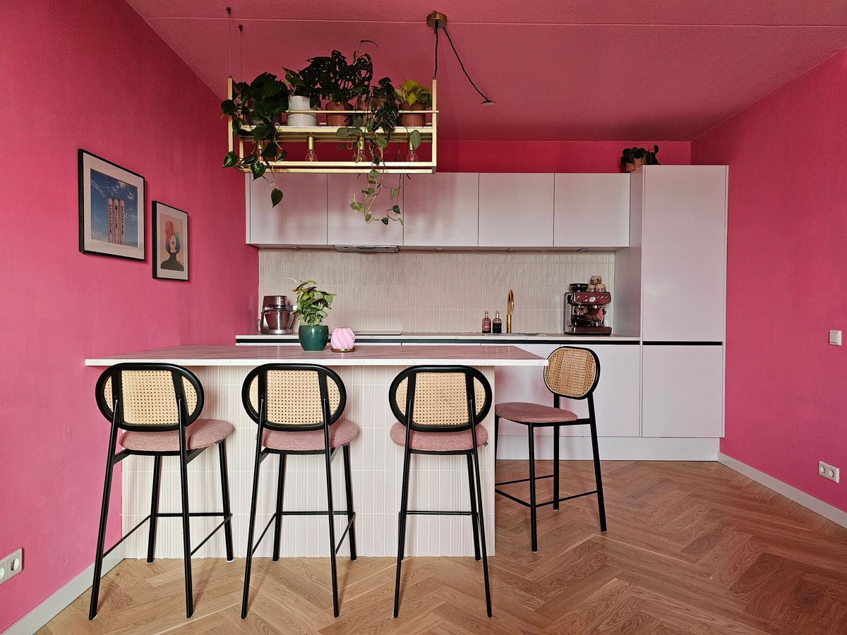 Roze keuken met keukeneiland