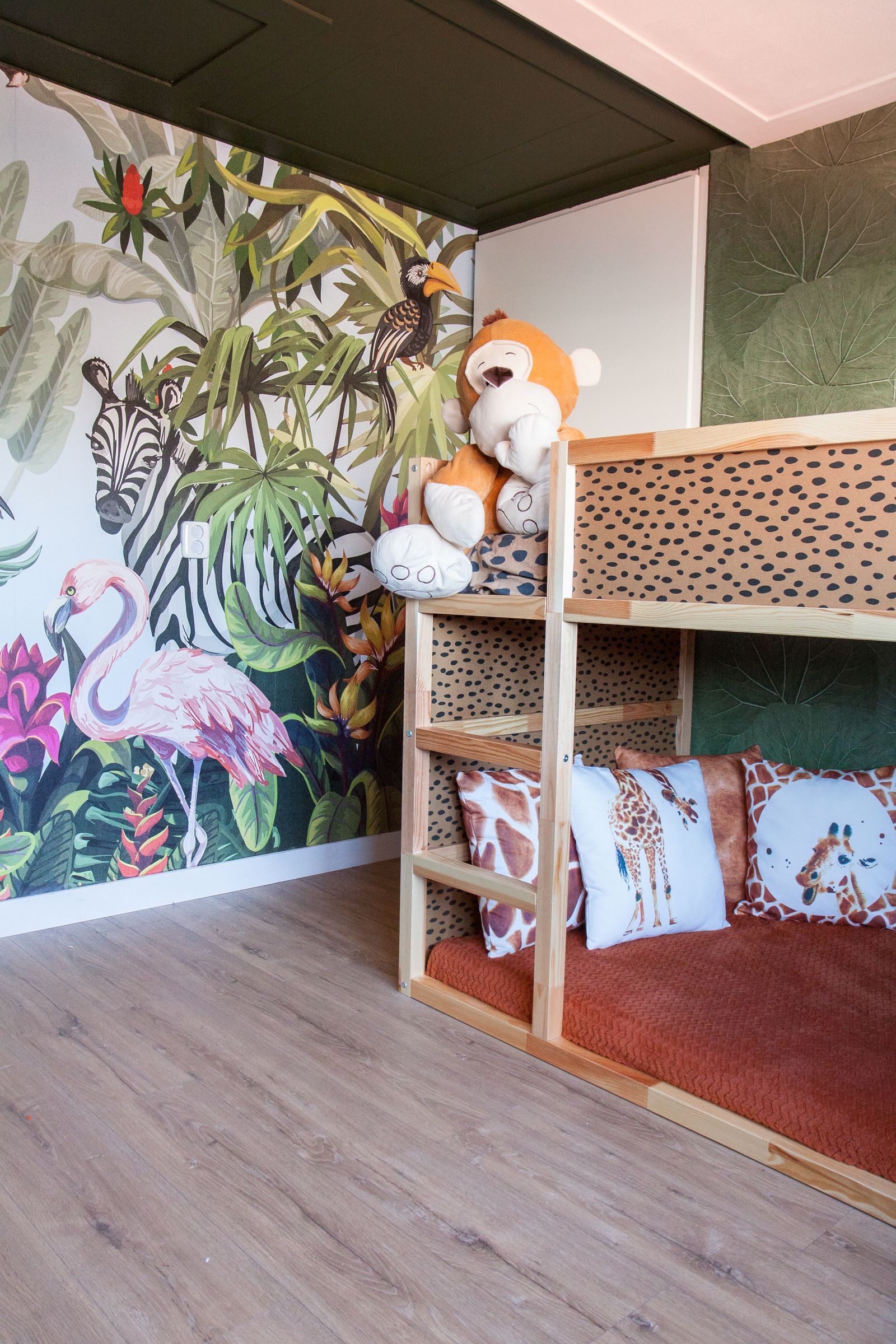 Jungle kinderkamer inspiratie: passend behang en accessoires