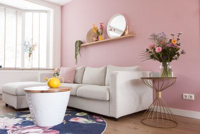 Roze muur in de woonkamer met de kleur Mild Berry van Flexa