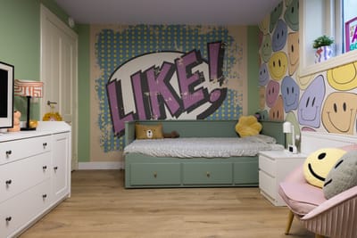 Smileybehang tienerkamer: kleurrijk met lila plafond