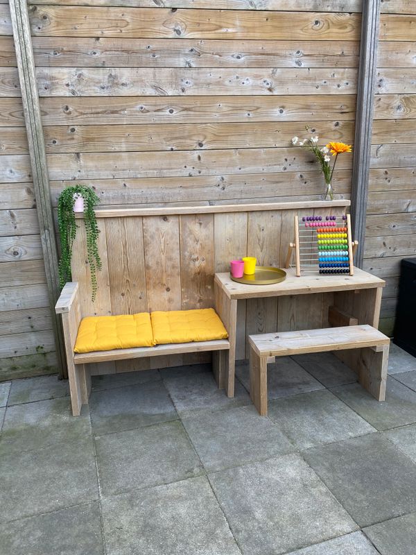 Kindermeubel met bankje en tafel DIY: speelplek in de tuin